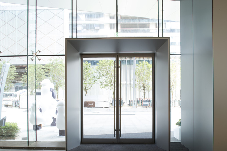 公共辦公大樓內可使用鏡面氧化鋁