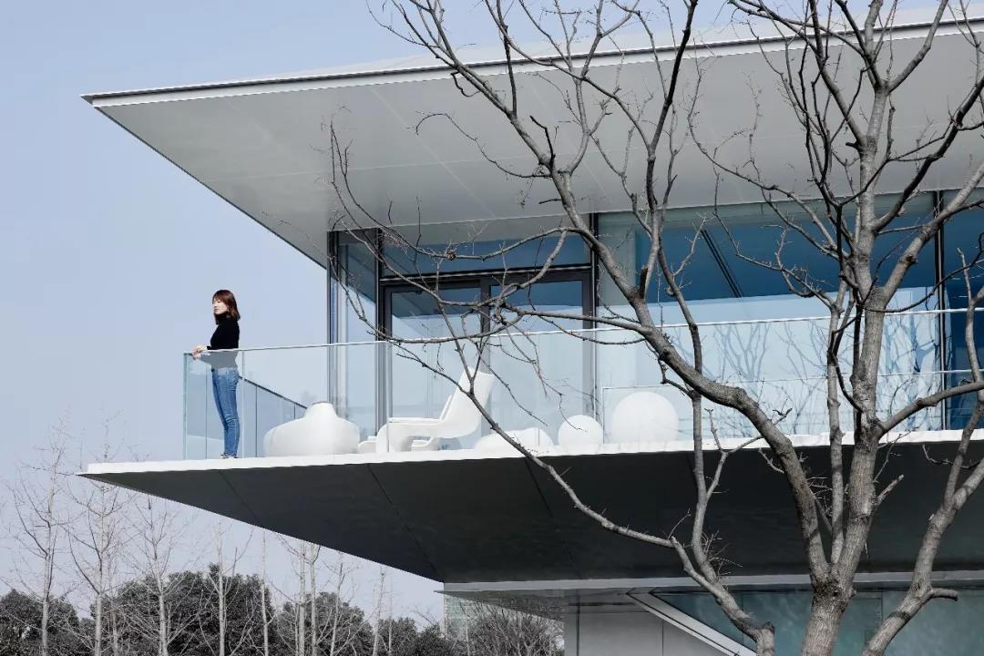 采用氧化鋁幕墻，保證陽臺穩(wěn)固無憂